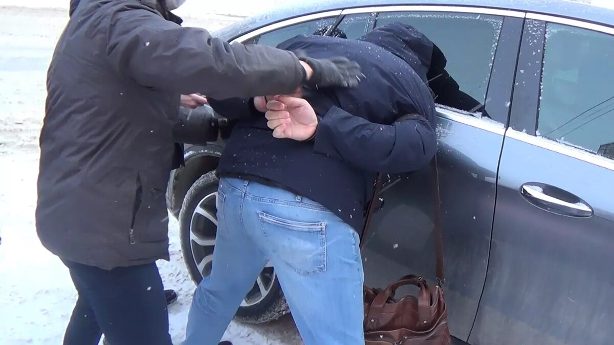     В Удмуртской Республике по материалам регионального управления ФСБ возбуждено уголовное дело против 41-летнего юриста. Ему предъявлено обвинение в совершении преступления, которое предусмотрено статьей 163 Уголовного кодекса РФ — вымогательство с целью получения крупной суммы денег.