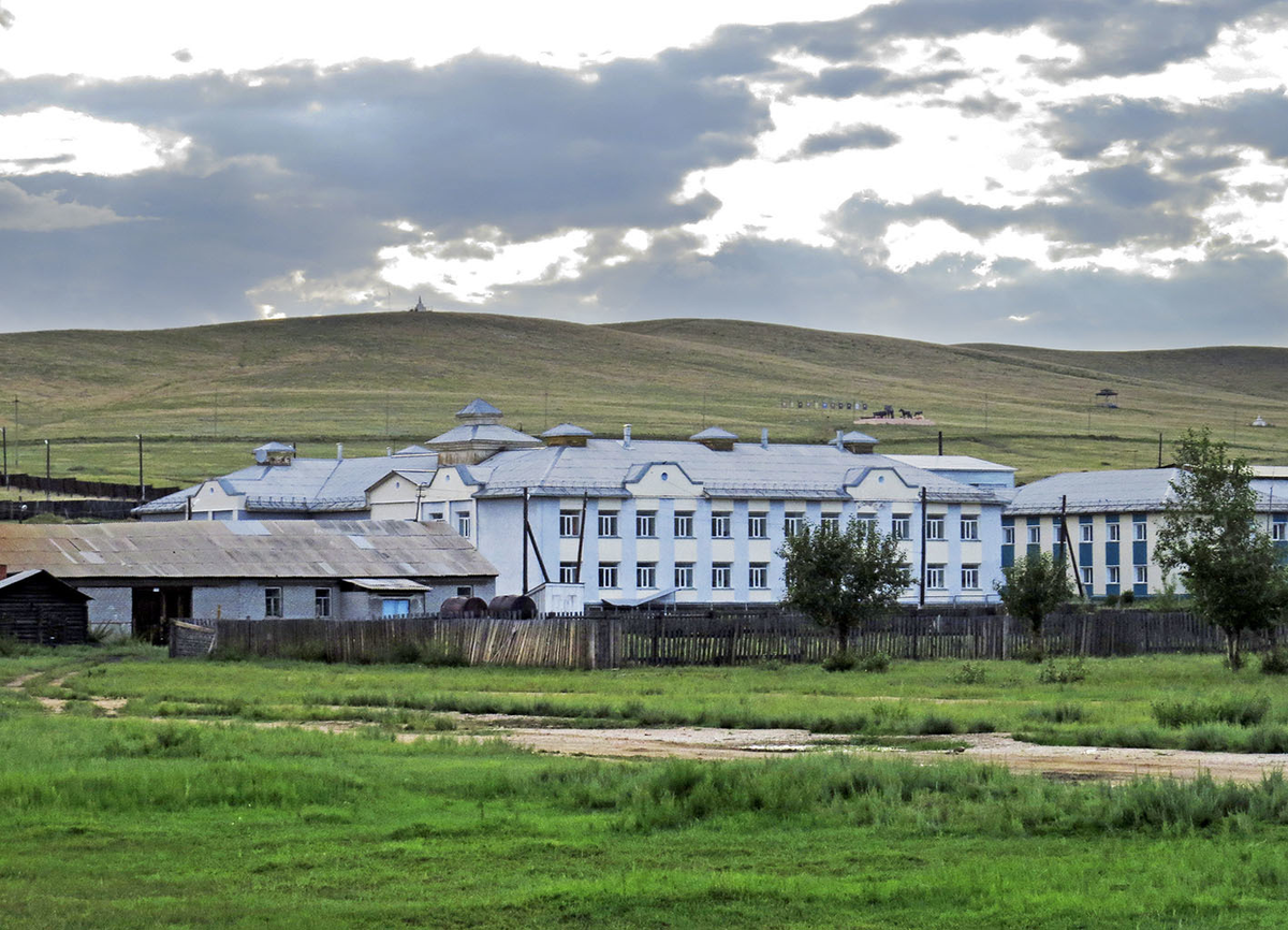 Первое от Улан-Удэ по Читинскому тракту примечательное место - бурятский улус Нарын-Ацагат (500 жит.), где даже школа выстроена в ориентальном стиле.  ...