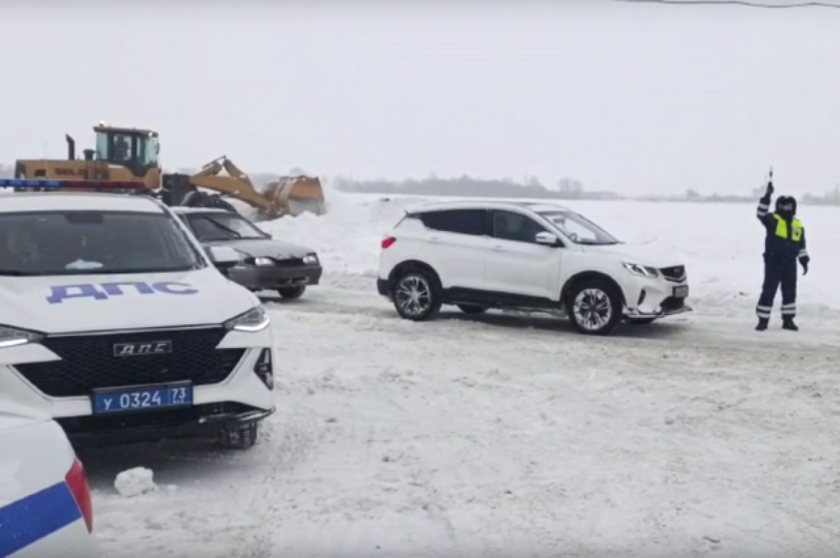    Дорогу у Мирного чистят от снега семь погрузчиков, ротор и грейдер