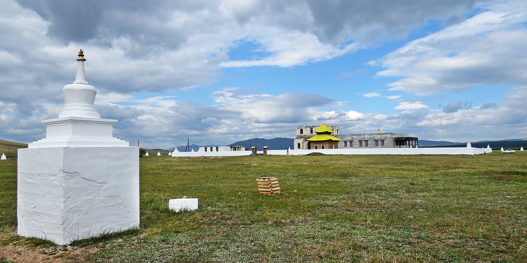 Самый старый буддийский храм России заброшен в глухой степи. Но я нашёл его!