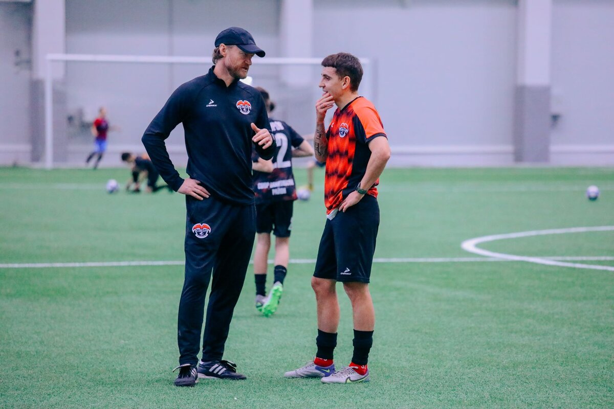 15 января. Казань. Главный тренер Сокола» Евгений Варламов (слева) и НАиль Замалиев. Фото: Ралина Гайнуллина, ФК «Сокол»