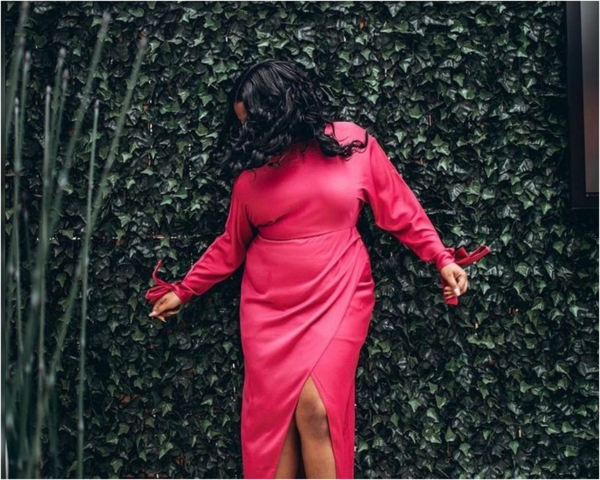 У нас может быть много мест и точек на теле, которыми мы недовольны... Мы из-за этого очень часто расстраиваемся. Предлагаю оценить свою внешность честно, чтобы знать свои проблемные места и свои достоинства. Это важно. Необходимо делать упор на лучшее, и уводить взгляды от того, что желательно спрятать. Монохромное платье не всегда поможет. Неправильно делать акцент только на цвет, необходимо учитывать линии, фактуру.