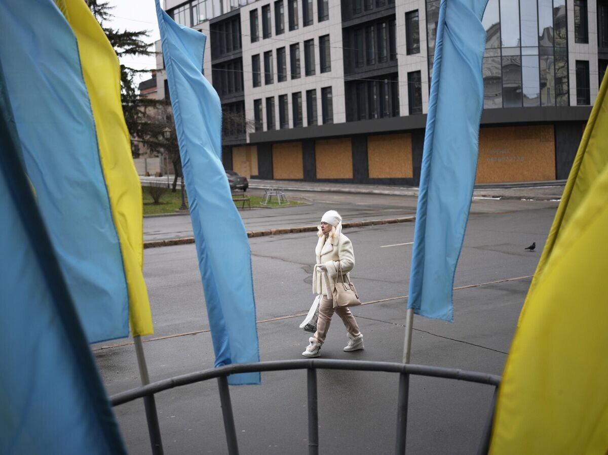    Женщина идет по улице в городе Кривой Рог© AP Photo / Daniel Cole