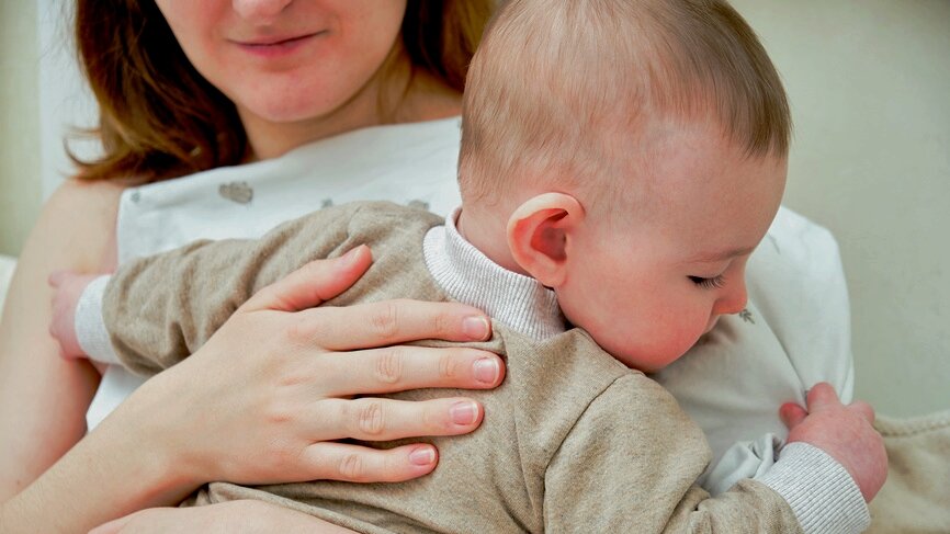 Лена успокаивает Сеньку, что бы не мешал "уставшему" папе отдыхать. © Андрей Журавлев / Фотобанк Лори