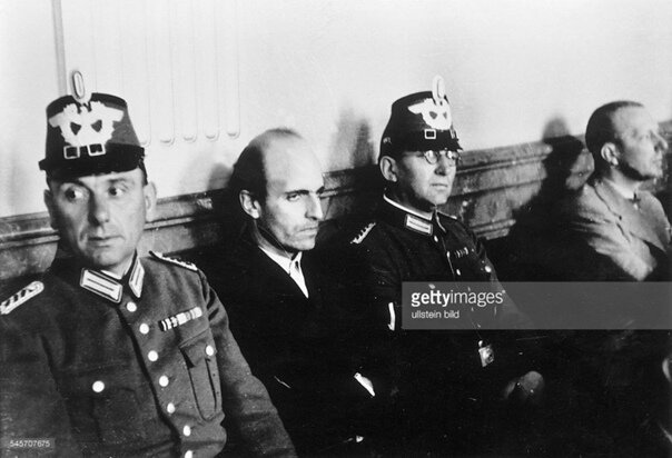 Адам Тротт на суде над участниками заговора