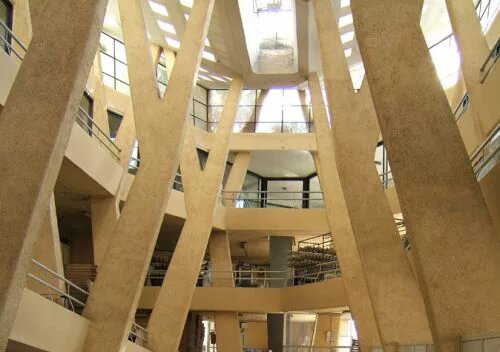 Интерьер завода по производству керамики "Ceramica Solimene", Вьетри суль Маре, Италия. Источник Google Картинки