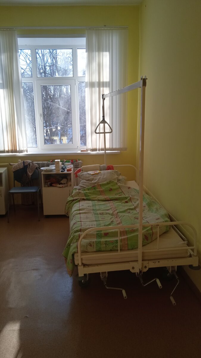 Вот такая кровать, тумбочка и стол у каждого пациента