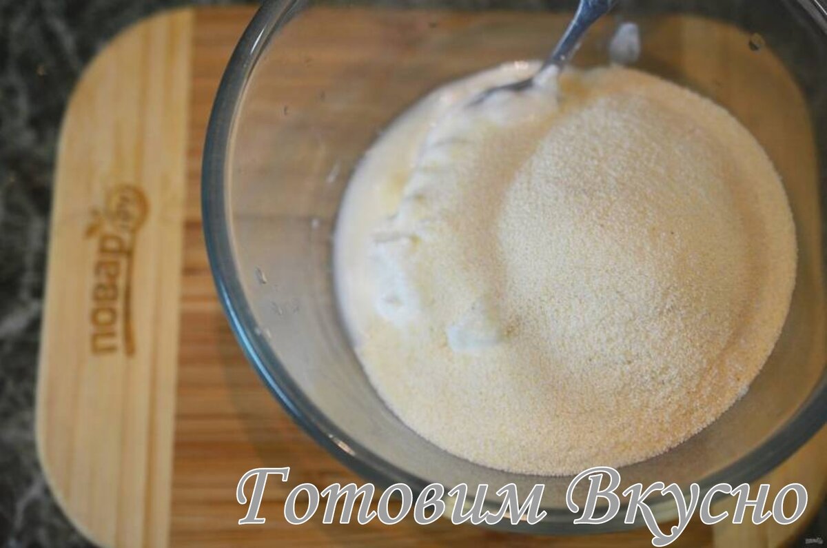 Манник с кабачком. Перемешайте. Манка. Ингредиенты для манника на молоке. Добавь манную.