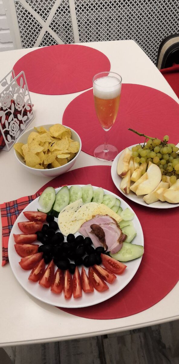 Мне эта традиция так понравилась, что на следующий год кандидатов на "вылет" начали собирать уже с лета. Фото автора