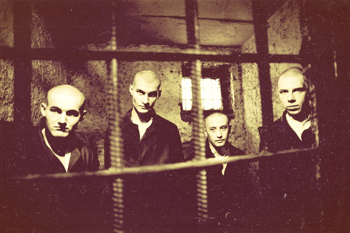 Зек разговор. Звонит в тюрьме. Телефонные переговоры осужденных. Зэк с телефоном. Уголовник за решеткой.