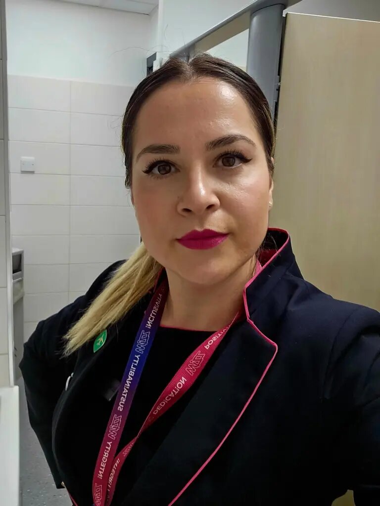 Сотрудница Wizz Air Дениса Тэнасе рассказала, что испугалась, когда увидела «НЛО» за окном во время полета в Польшу.
Дениса Тэнасе / SWNS