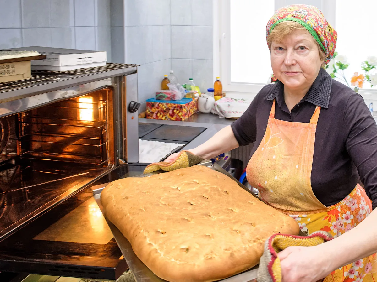 Бабушка печет хлеб