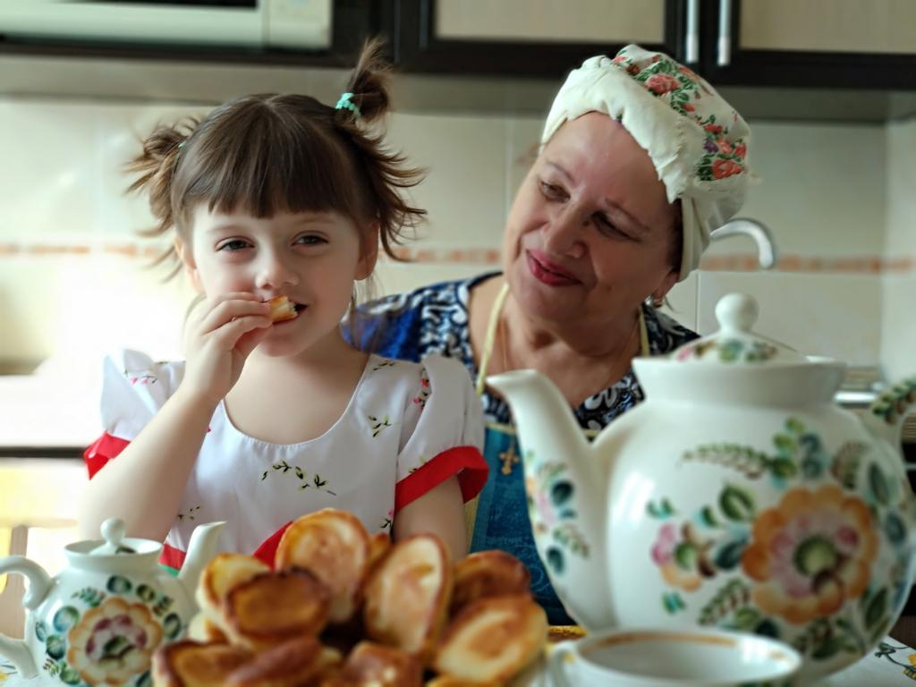 Танечка угости бабушку своим пирогом. Бабушка с пирожками. Чаепитие у бабушки. Бабушка с едой. Бабушка оладушки.
