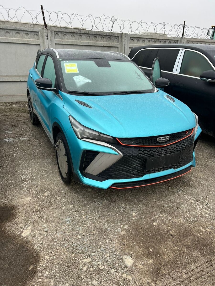 И так, сегодня хотелось бы поговорить про разницу между этими "разными" автомобилями. Начнем с того, что ценовой сегмент у этих автомобилей очень отличается. Джилли кулрей, что продается дилерами в РФ стоит около 3 млн рублей, а Geely Binye Cool, который выпускается в Китае для китайского рынка, в нашей стране стоит 2,1-2,4млн руб. Почему же такая большая разница между ценами, казалось бы между двумя одинаковыми машинами?! При покупке Джилли кулрей у официального дилера, основная переплата идет из-за предоставления гарантии на авто дилером. Ну и остальная переплата, это за разницу в комплектации. 