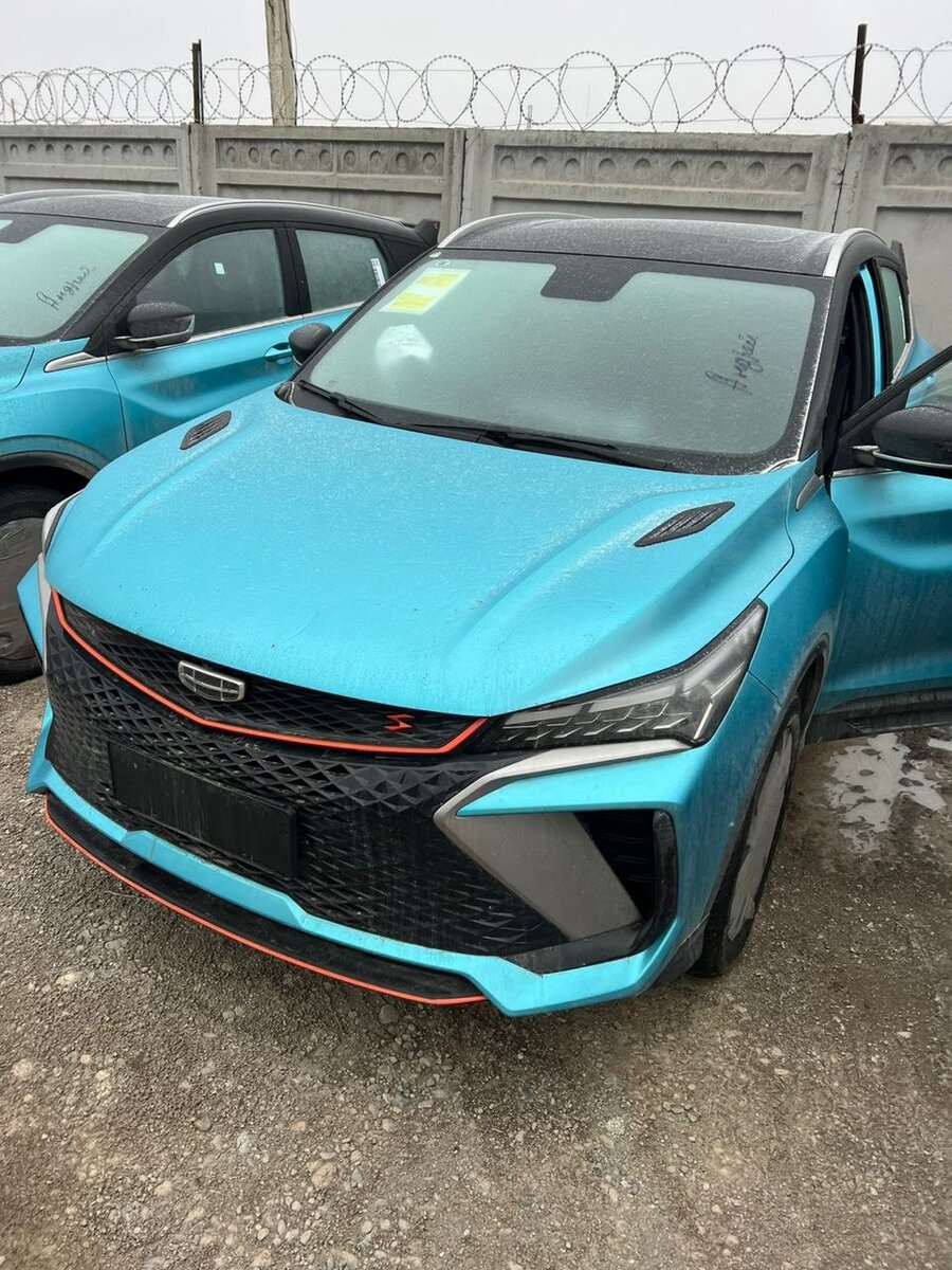 Сравним максимальные комплектации двух этих машин, что же есть у Российского кулрея, чего нет у привезенных Geely Binye Cool параллельным импортом: - Пакет теплых опций, таких как, подогрев всех сидений, руля, зоны покоя дворников и фарсунок стеклоочистителя
-Электропривод багажника
-Амбиентная подсветка салона
-Подлокотник пассажиров второго ряда
-Адаптивный круиз контроль
-Автопарковщик
-10,25-дюймовая полностью жидкокристаллическая приборная панель вместо монохромной
-датчики мертвых зон.
