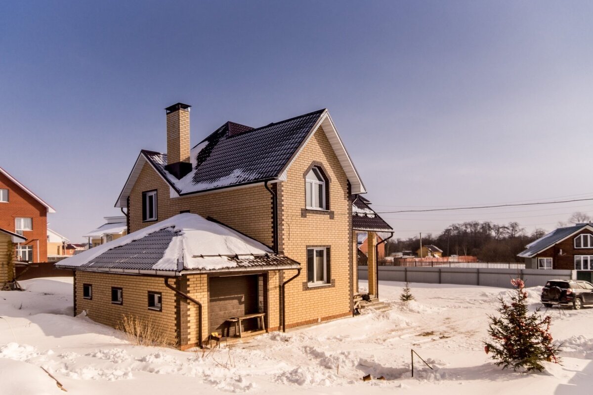 Дом из кирпича. Красивые коттеджи из кирпича. Старые кирпичные дома. Сколько лет дому кирпичный. Двухэтажный дом красный кирпич.