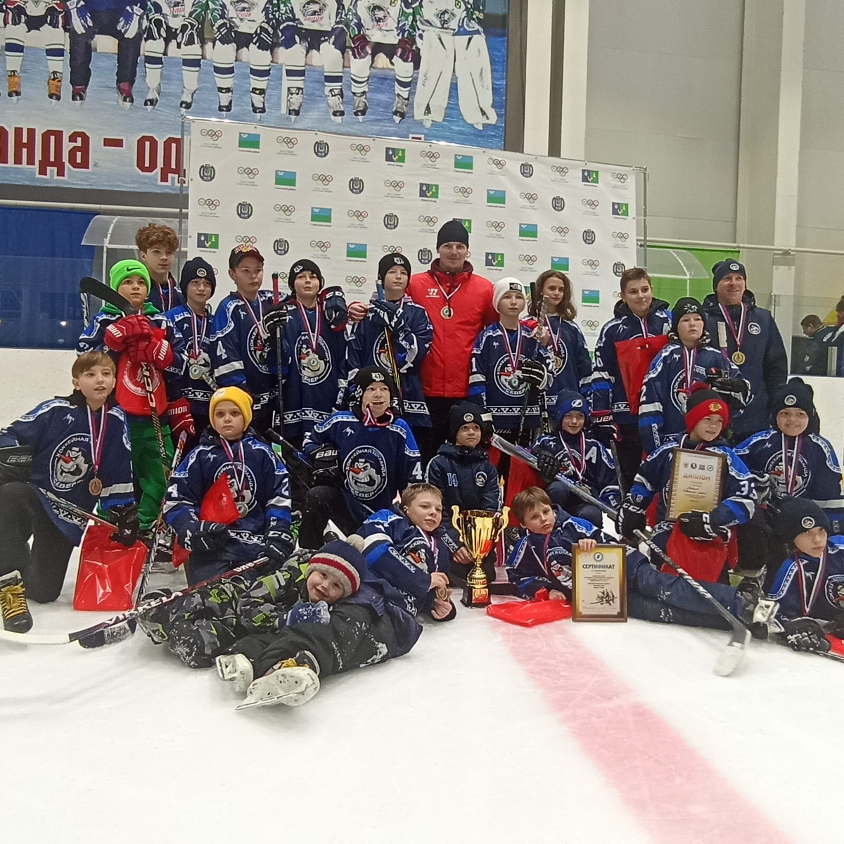 По результатам финала II этапа Всероссийского соревнования юных хоккеистов "Золотая шайба" СРЕДНЯЯ ГРУППА. 2011-2012Г.Р. ФИНАЛ призовые места распределились следующим образом:
команда "Север" Советский район - 1 место!
команда " Шторм" город Покачи - 2 место!
команда "Столица" город Ханты-Мансийск - 3 место!