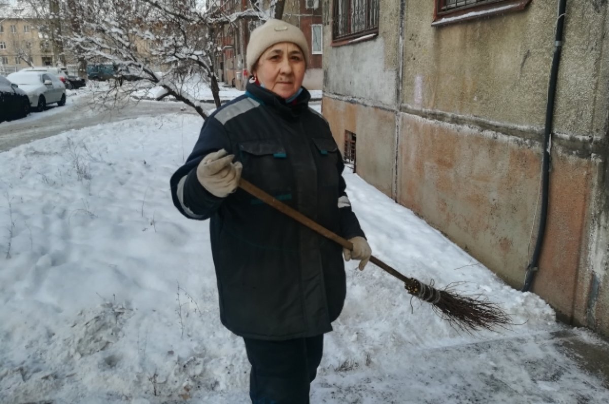 Работа дворник свежие. Дворник. Дворник работа. Дворник убирает снег. Литовский дворник.