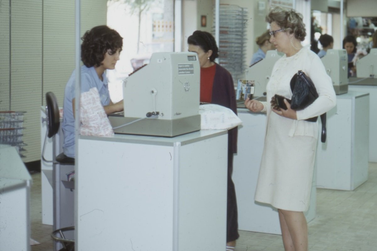 Заболела счастьем успехом и хорошим настроением. Почему много лет самая. Мастер и маргарита цитаты из книги. Афоризмы про любовь с первого взгляда. Чем ниже человек душой тем выше.