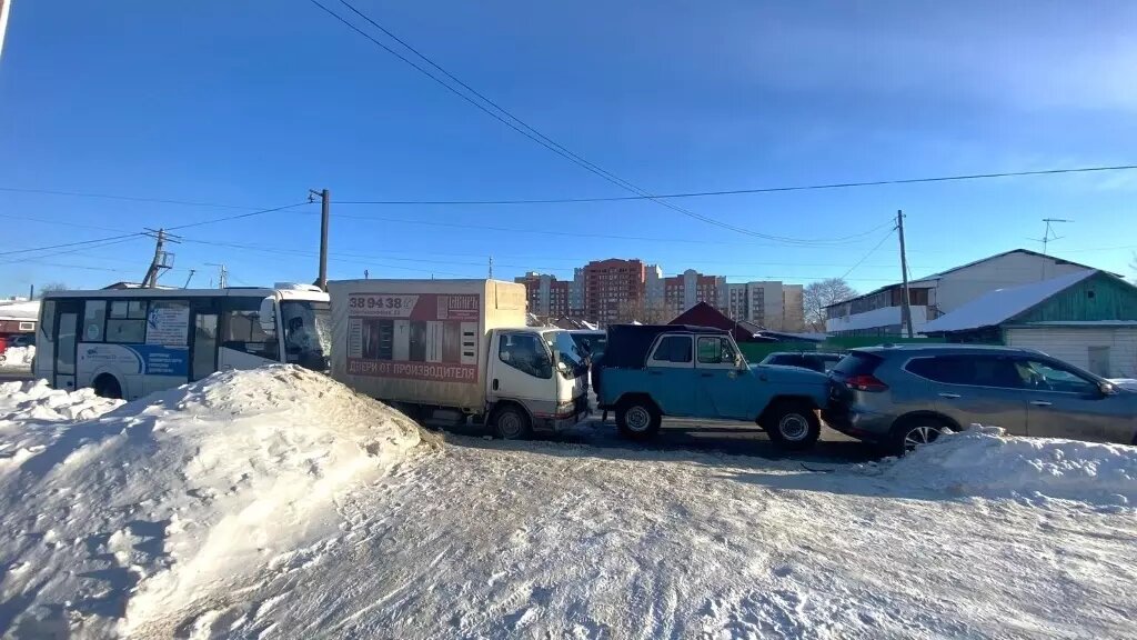     Авария произошла из-за того, что водитель пассажирского транспорта не выдержал безопасную дистанцию.