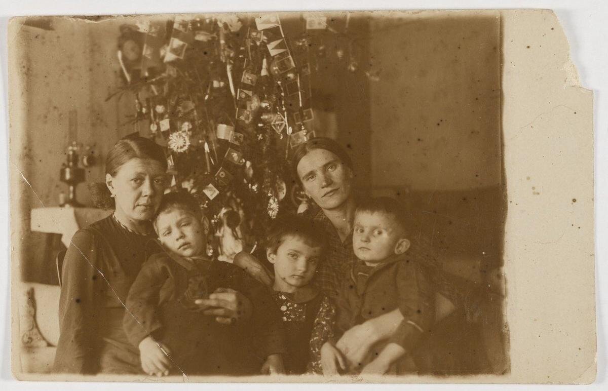 Неизвестный автор. Семейный новогодний портрет. 1941–1944 годы. Из коллекция Юшкевич С. Я.