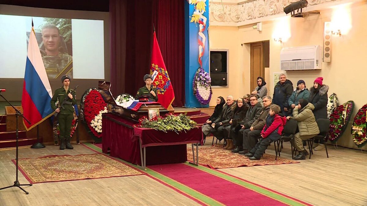    В Оренбурге проводили в последний путь погибшего в ДНР следователя Виктора Заводских Белов Михаил Александрович