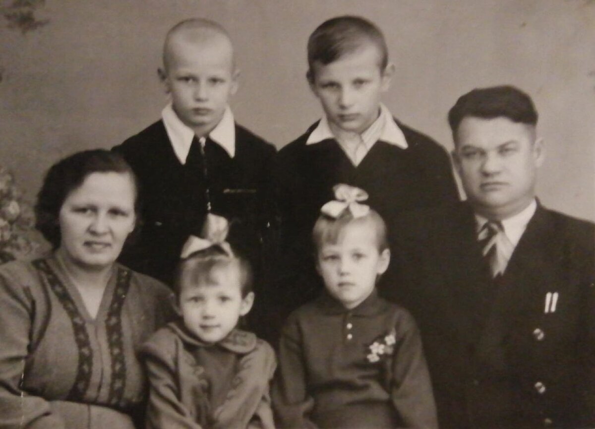 Евдокия Ивановна и Владимир Вавилович Шеметов с детьми