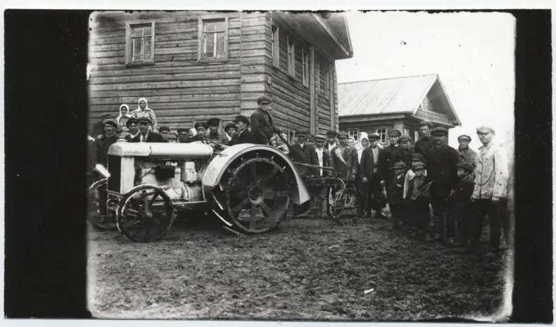 Прибытие трактора в коммуну. 1920-1930. Петров Д.П. 