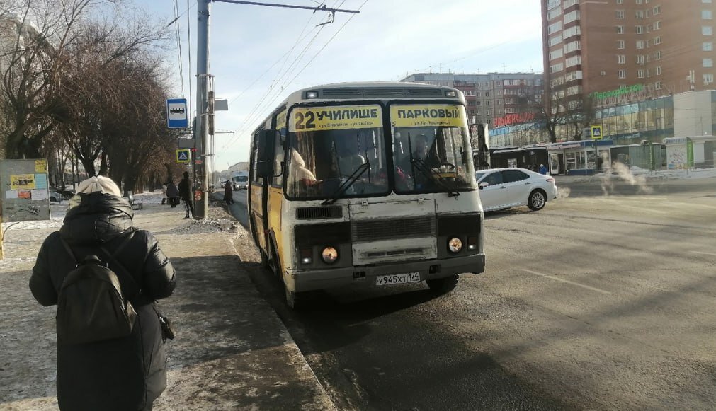 Облезлые душные автобусы ходили в Челябинске около 20 лет. Расчет за проезд - только наличкой или переводом на карту водителя, прибывшего на Южный Урал из Средней Азии. ОБ уплате налогов выводы делайте сами. Фото: Царьград.