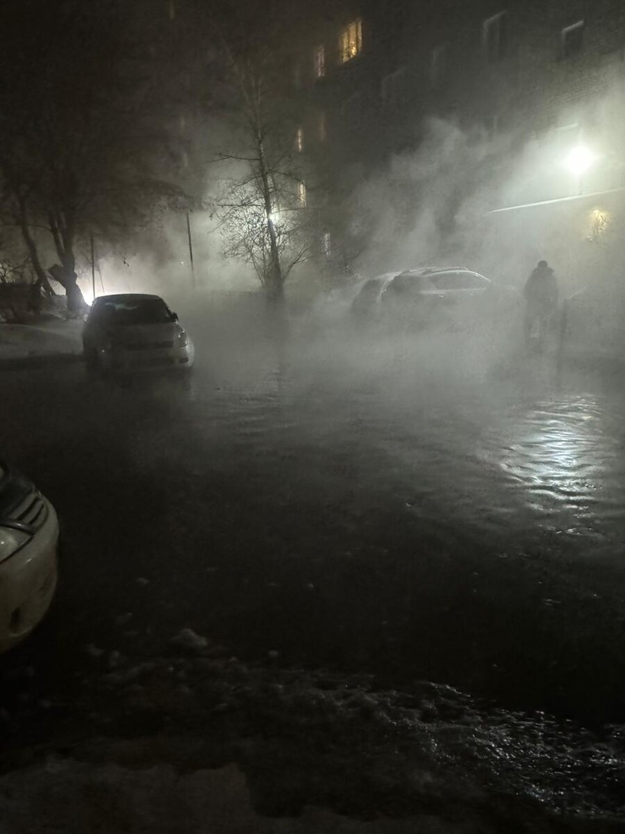 Дома и улицы окружены водой, после аварии