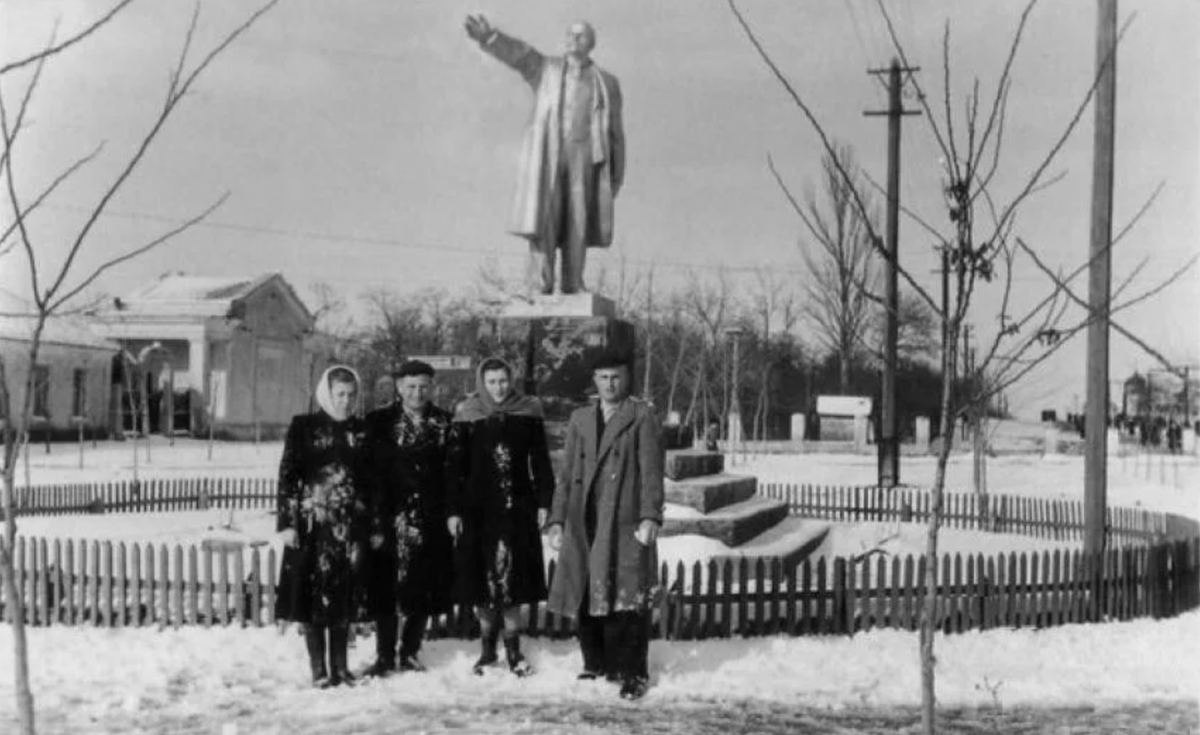 Джанкой старая. Памятник Ленина Джанкой. Старый Джанкой. Памятники в Джанкое. Джанкой СССР.