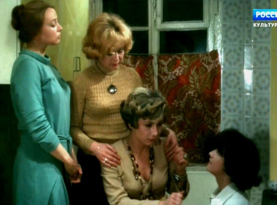 Вера  в новом платье цвета морской волны с бирюзой на свадьбе подруги.