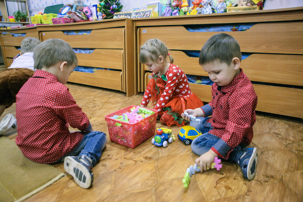 Тройняшки в саду