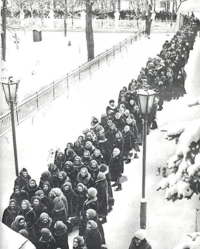 ЗА КРЕЩЕНСКОЙ ВОДОЙ. СССР, 1970-е гг.  Фотография сделана из окна Духовной академии Троице-Сергиевой Лавры.