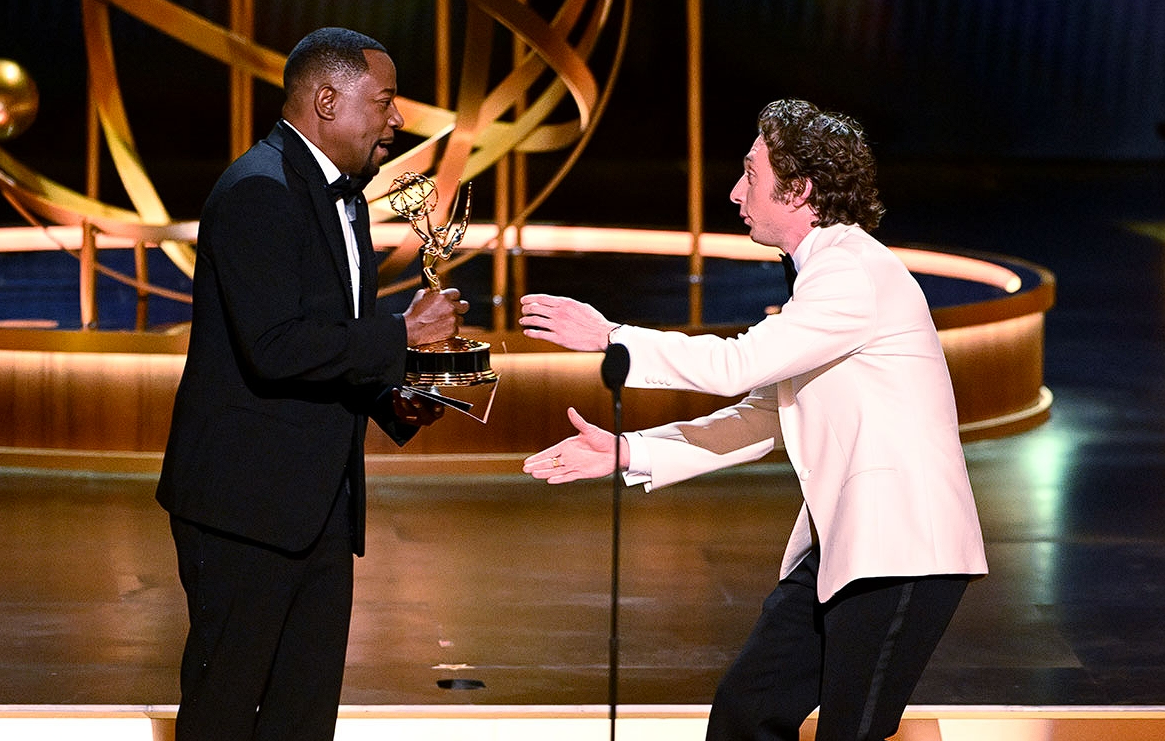 75-я Церемония награждения премией «Эмми» | emmys.com / Ведущий Энтони Андерсон, актер Джереми Аллен Уайт («Медведь») 