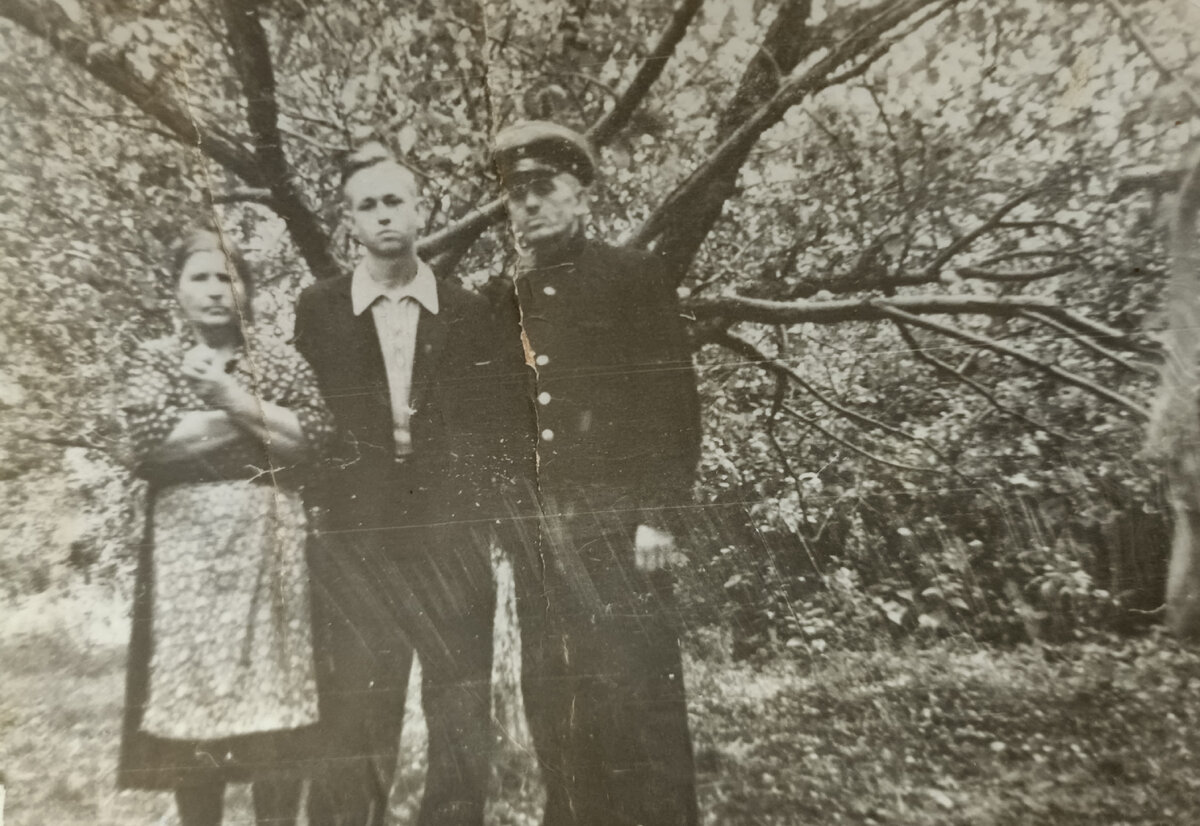 Бабушка, папа и дедушка в нашем саду.1956 год. Фото из семейного архива