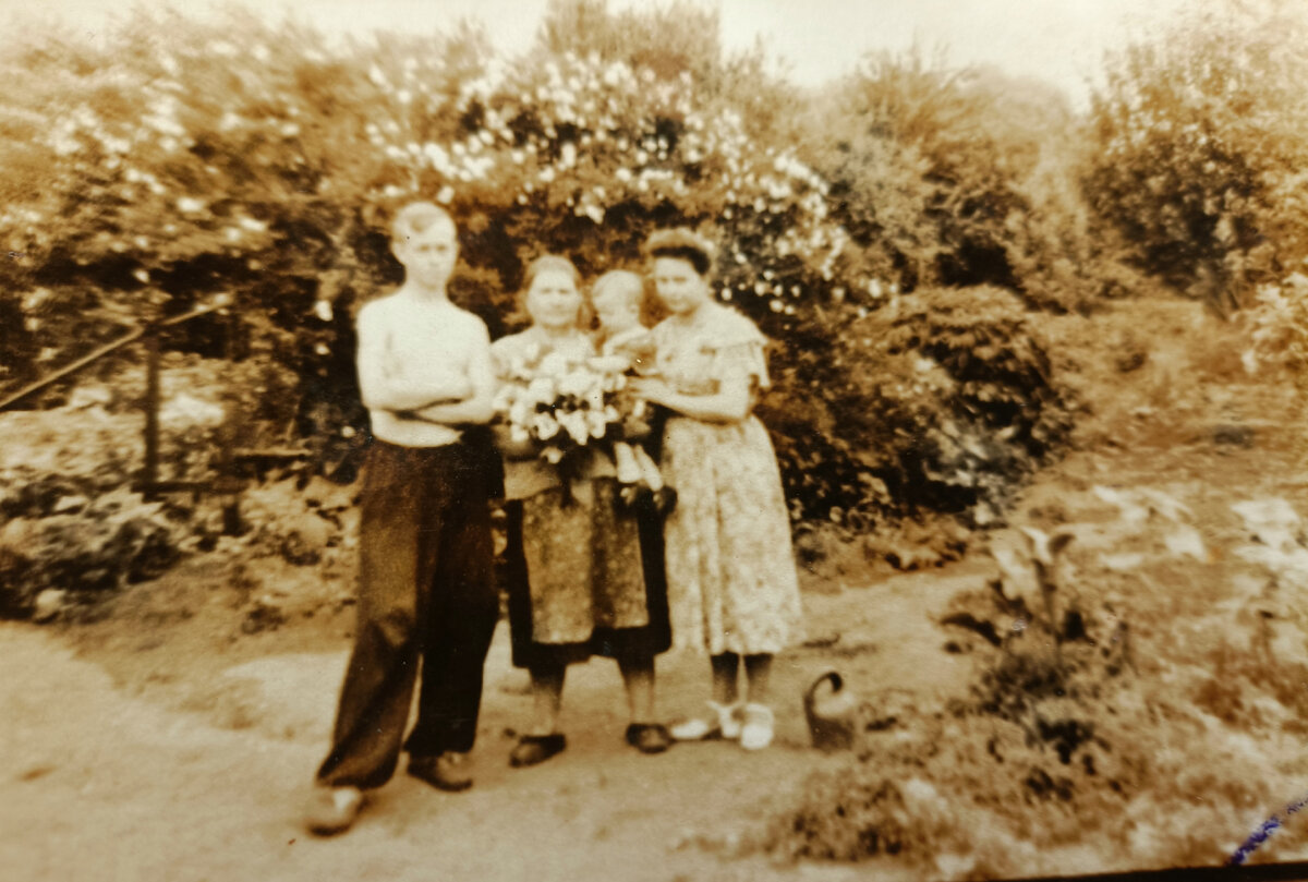 Папа, бабушка в нашем саду. 1956 год.Фото из семейного архива