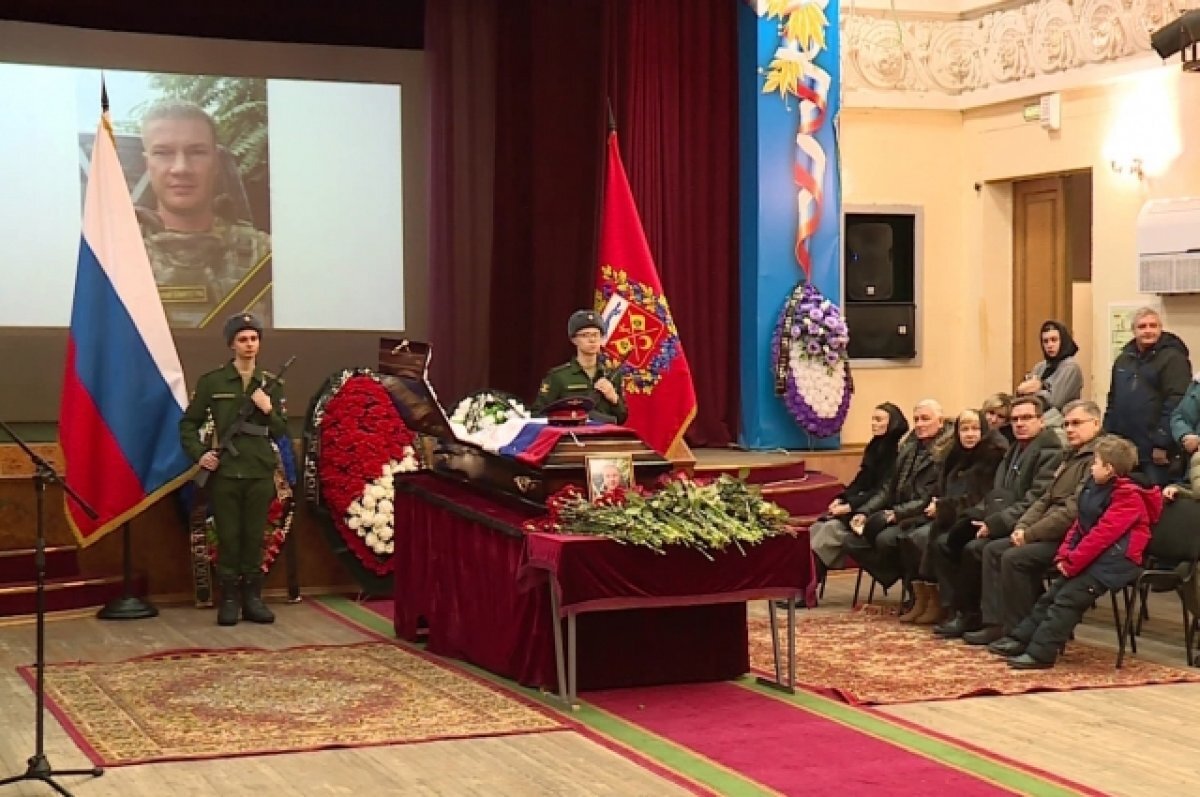    В Оренбурге простились с погибшим в ДНР следователем Виктором Заводских.