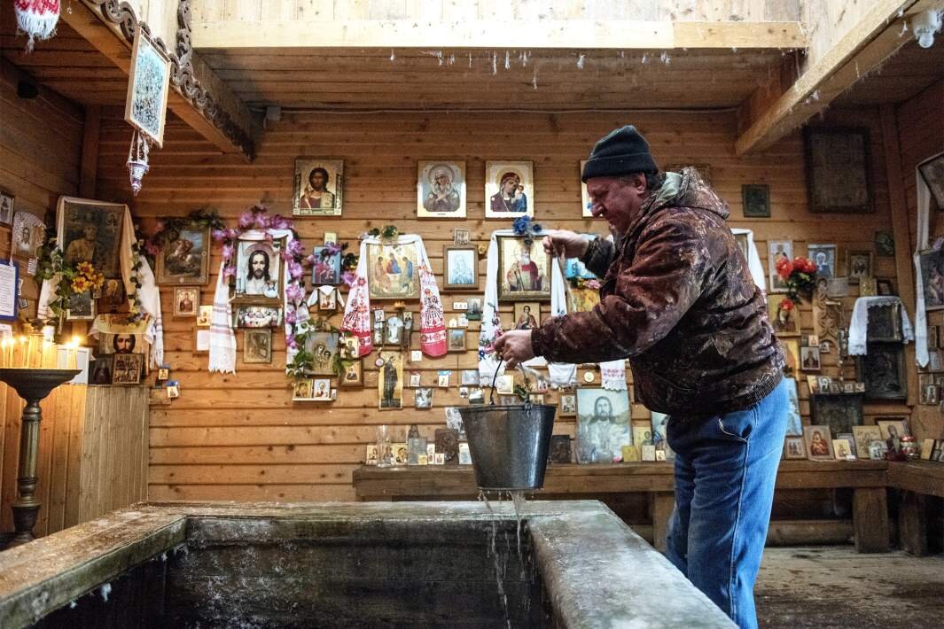 Крещенская святая вода: когда набирать, зачем, и что потом с ней делать нельзя