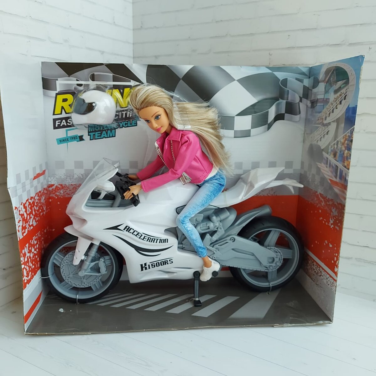 Defa Lucy - мотоциклистка