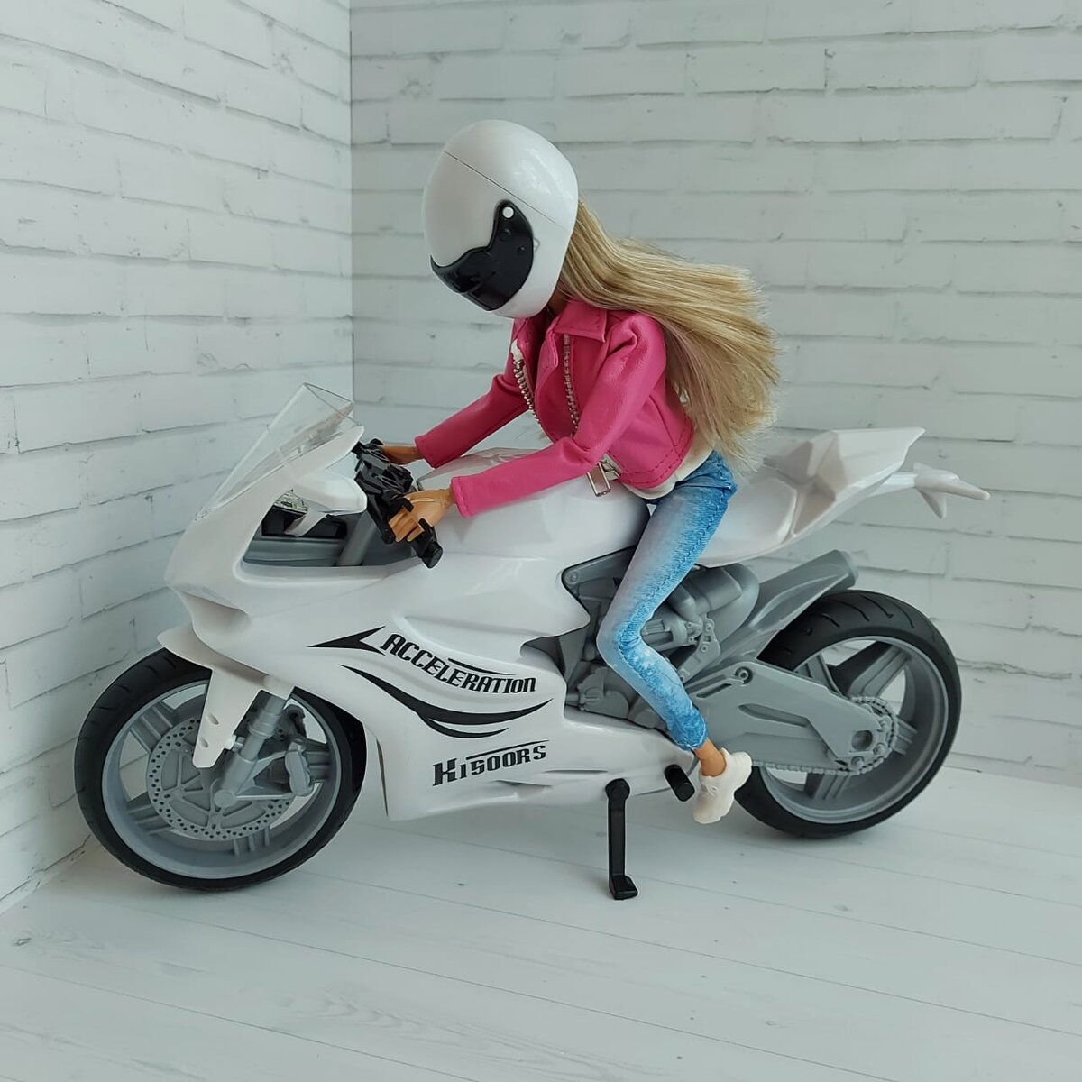 Defa Lucy - мотоциклистка