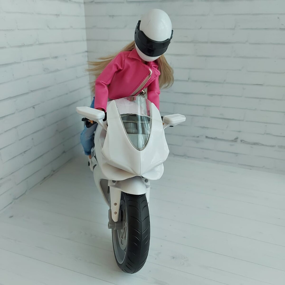 Defa Lucy - мотоциклистка