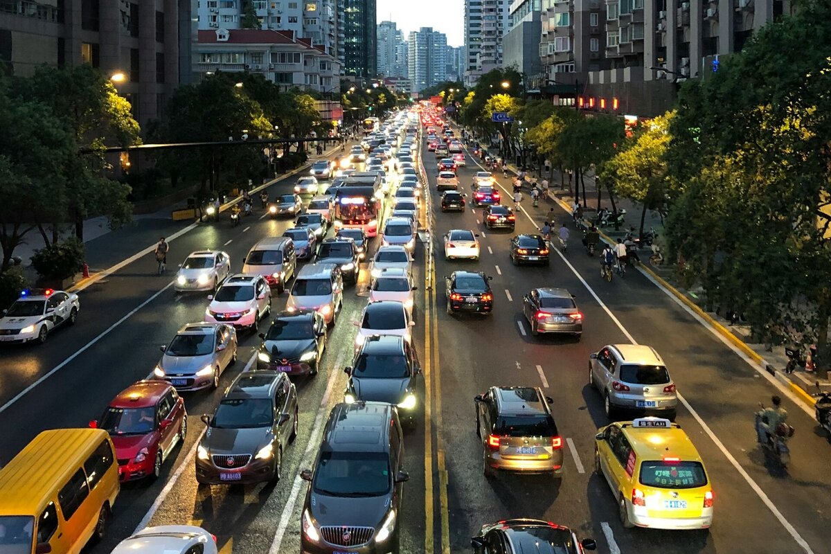     Краткая история транспорта: почему во многих странах правостороннее движение, а в некоторых левостороннее?