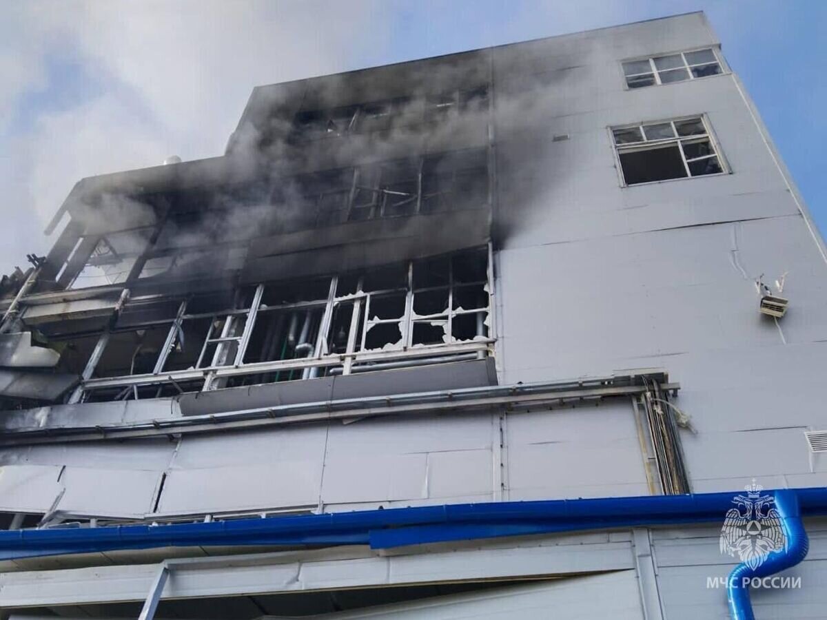    Место пожара на заводе по производству полиэфирного волокна "Авангард" в Шахтах в Ростовской области© Фото : Главное управление МЧС России по Ростовской области