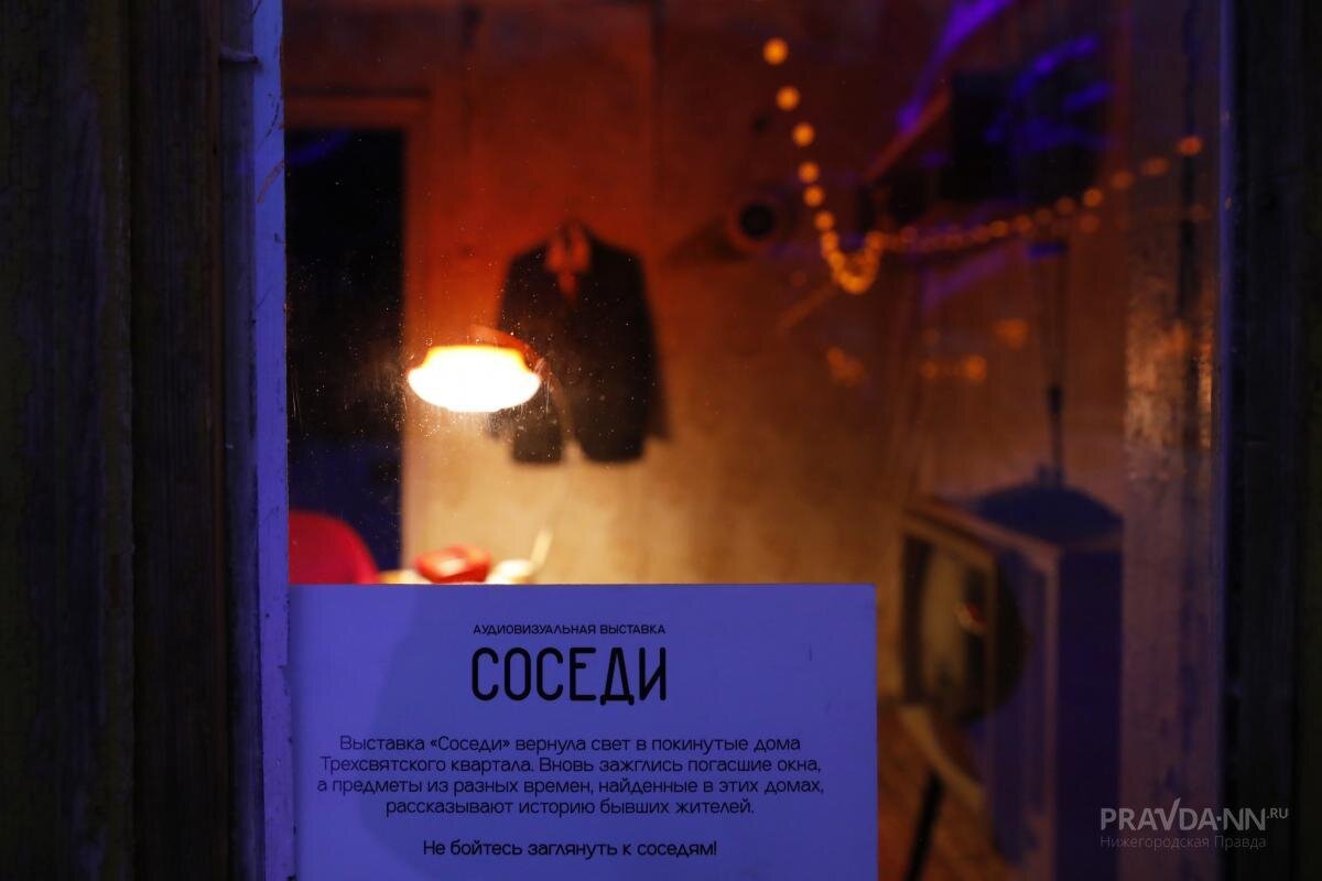    Увидеть выставку можно прямо с улицы, заглянув в окна шести расселенных домов