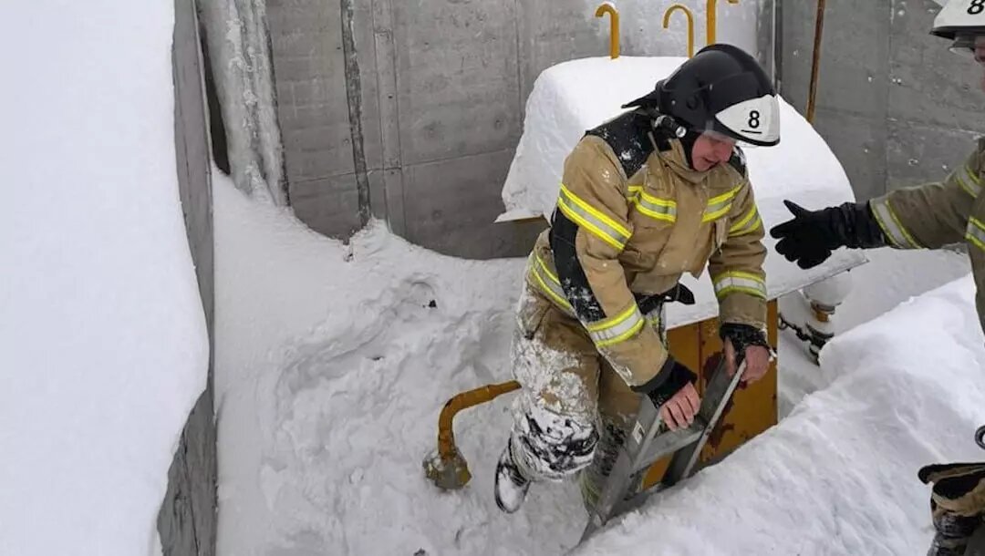     В Верхнеуслонском районе Татарстана молодой человек упал в бетонную яму, катаясь на сноуборде. Соответствующая информация появилась в Telegram-канале Mash Iptash.