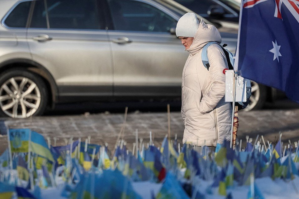    Жительница Киева проходит мимо мемориала в центре города. REUTERS