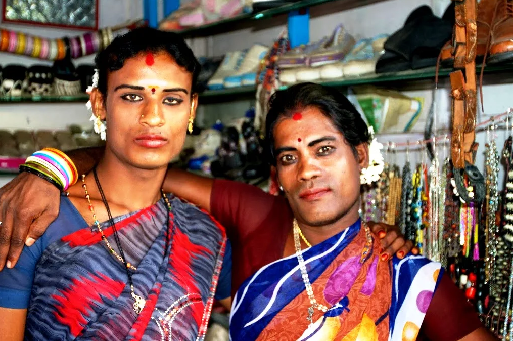 В Инидии, кстати, есть целая каста хиджр - мужчин, которые переодеваются в женщин и зарабатывают своим телом