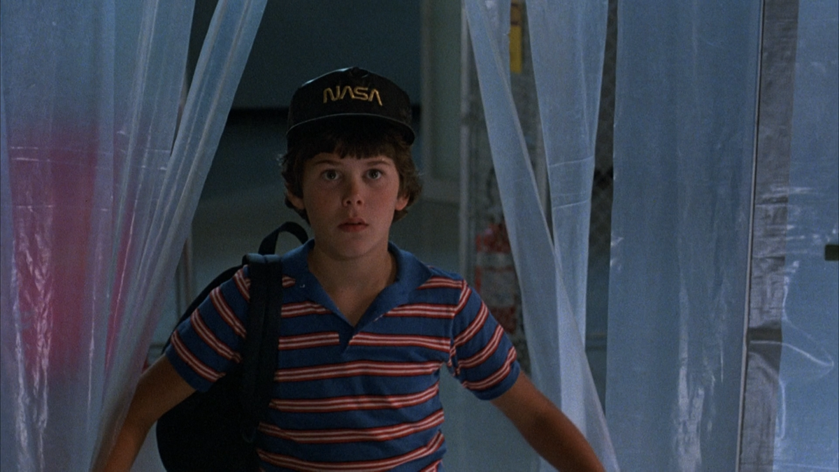 Путешествие мальчика Дэвида на планету Фэйлон продолжалось всего 4 часа, а на Земле за это время прошло 8 лет. Вернувшись, Дэвид оказался в будущем. Кадр из фильма "Полет навигатора", США, 1986 год, режиссер: Рэндал Клайзер.