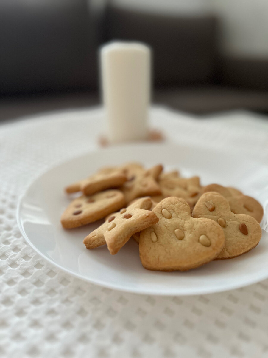 Рассыпчатое хрустящее печенье с нежными орешками. 